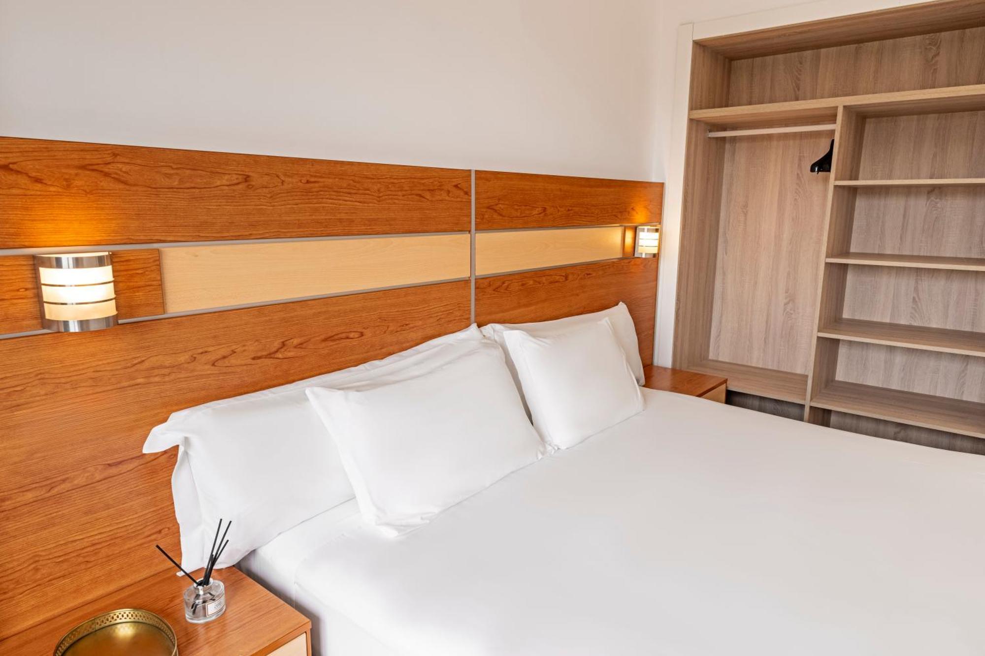 1 King Bed